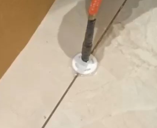 望花瓷砖空鼓维修公司专业解答瓷砖在铺贴过程中，如果没有涂抹均匀到位的粘结材料（如水泥砂浆或瓷砖胶），可能会导致以下问题