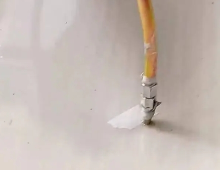 望花瓷砖空鼓维修公司专业解答在瓷砖铺贴过程中，如果使用的砂料过粗（如全部使用了粗砂），可能会导致以下问题