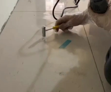 望花瓷砖开裂维修公司专业分享瓷砖在铺贴前如果没有沥干水分，将会导致以下问题